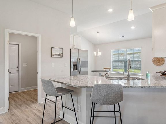 5th image of 200 Rim Rock Cir