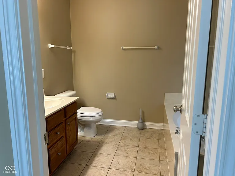 8645 Meridian Square Dr — Photo 28