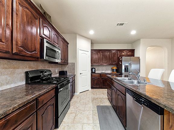 4th image of 902 Prairie Smoke Ln