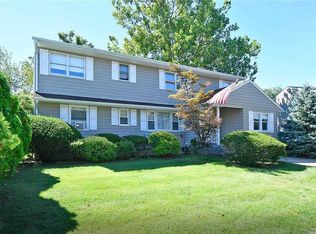 71 Colonial Dr, Farmingdale, NY 11735