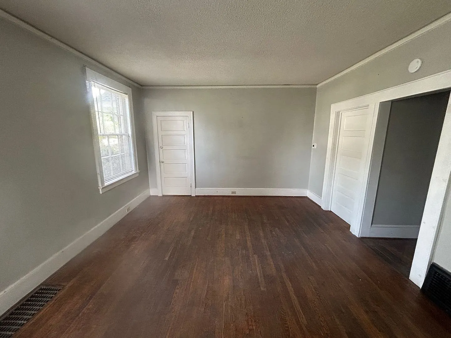 3 Bedrooms | 1 Bathroom | Approximately 1,100 Sq. Ft. Rosewood / USC Area — Photo 3