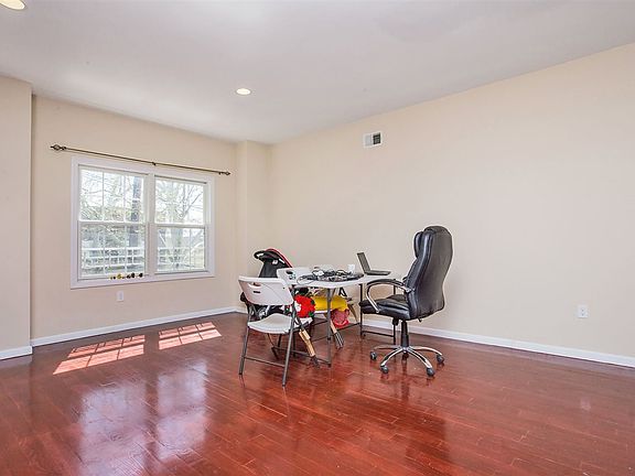 4th image of 52 Spruce St #1