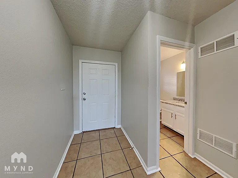 1698 Prairieview Ln — Photo 3