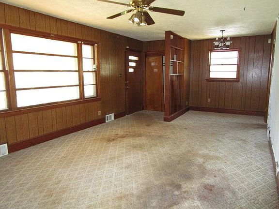 3rd image of 905 Glade St