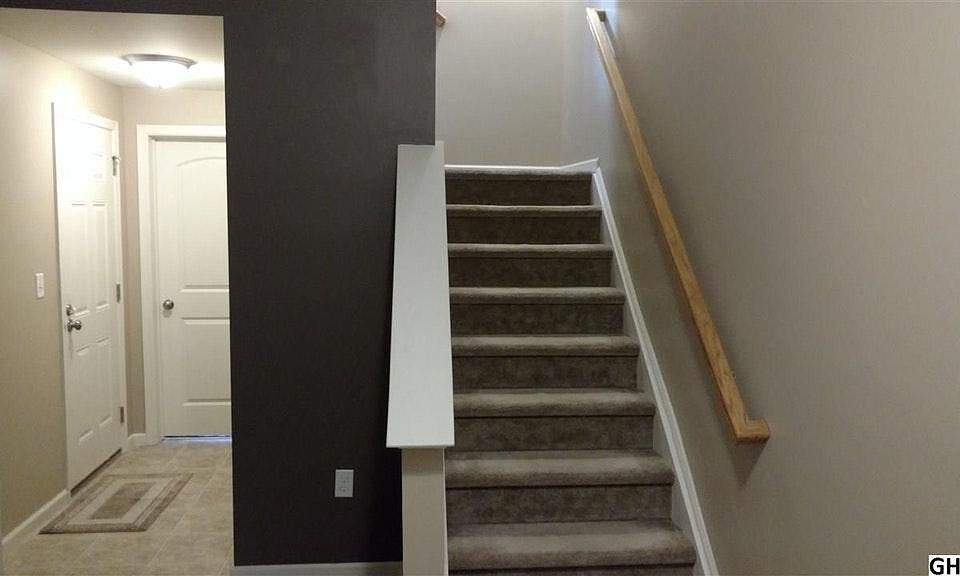Foyer - Stairs towards 2nd floor
