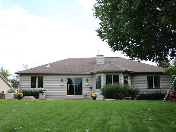 2nd image of 905 Twin Harbor Dr