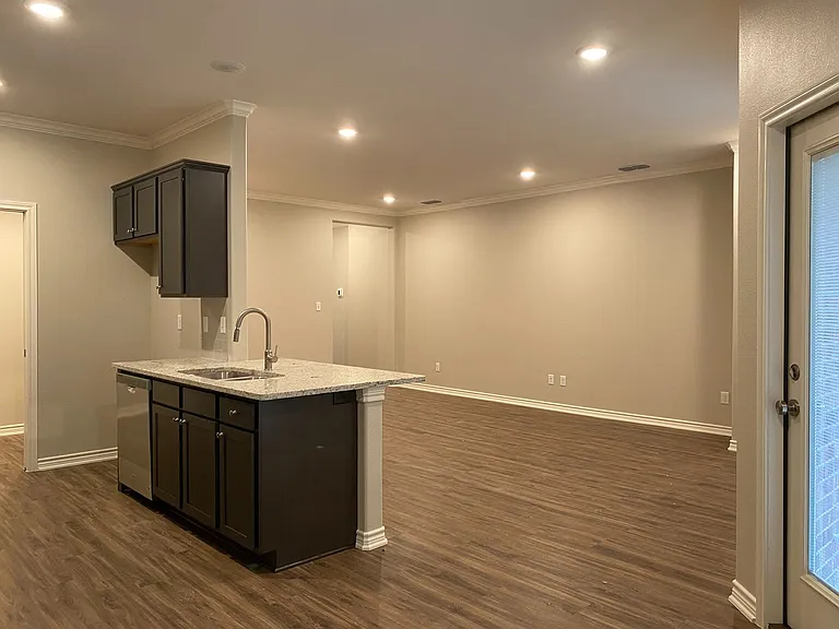 1007 McClenny — Photo 9
