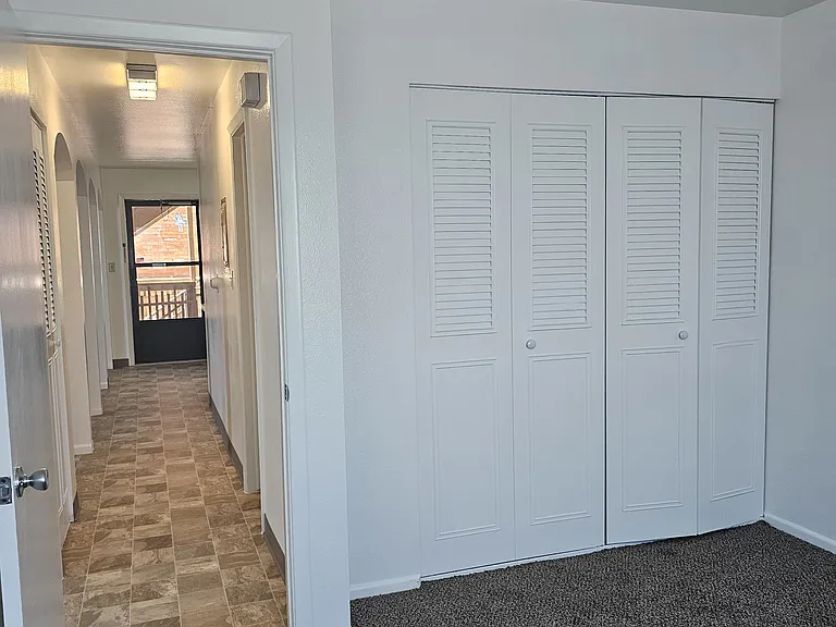 Chateau Villa Apartments — Photo 13