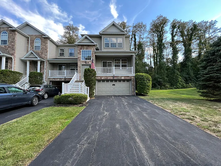 61 N River Dr — Photo 1