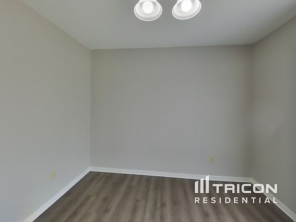 4th image of 10339 Draycott Ave