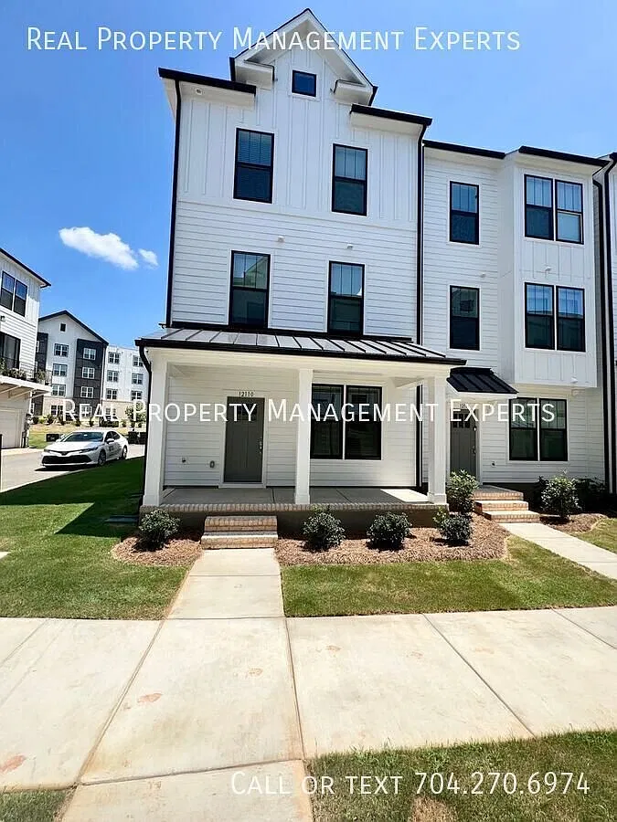 *Stunning 3BR/3.5BA Townhouse in Ballantyne! — Photo 1