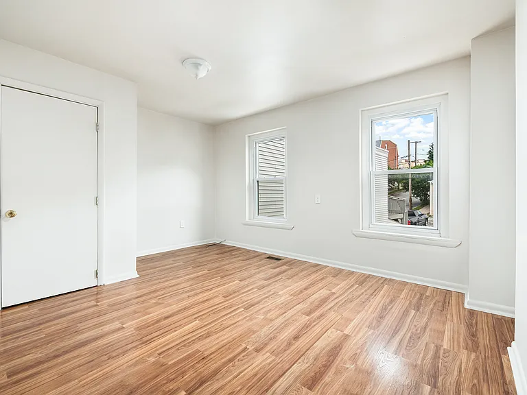 202 E Hector 2nd Floor — Photo 4
