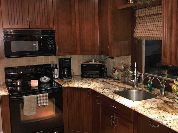 5th image of 211 E Lexington Ave