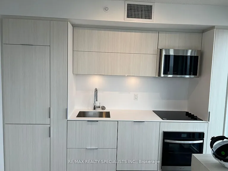 370 Martha St S #204 — Photo 4