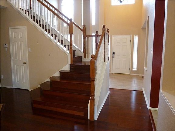 3rd image of 1620 Simsbury Dr