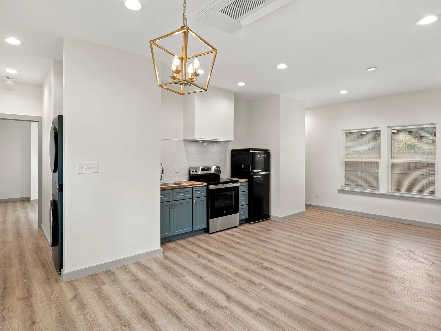 1 bed, 800 sqft, $1,350 — Photo 3
