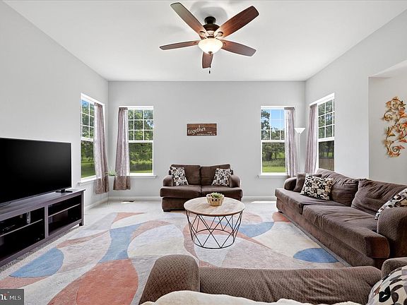 5th image of 412 Delany Ct