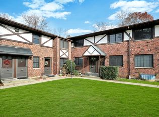 49 Newbrook Ln, Bay Shore, NY
