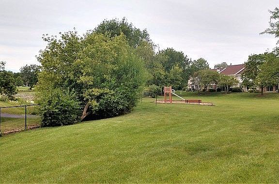 4th image of 208 Maplebrook Ct Unit X1