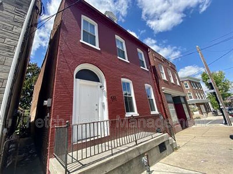 1st image of 633 Manor St APT 2