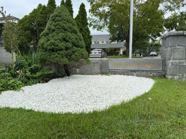 York Farm Estates, 1870 Baldwin Rd Unit 27, Yorktown Heights, NY 10598
