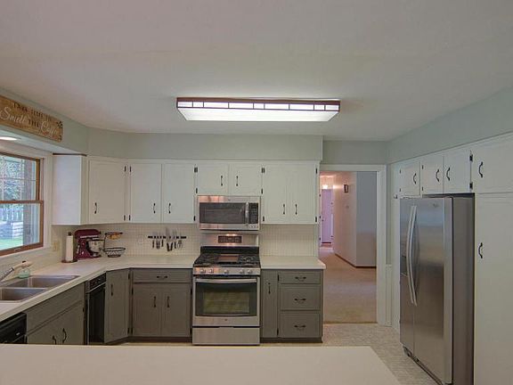 3rd image of 811 Oakridge Dr