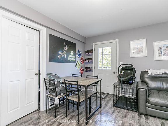 3rd image of 226 Queen St