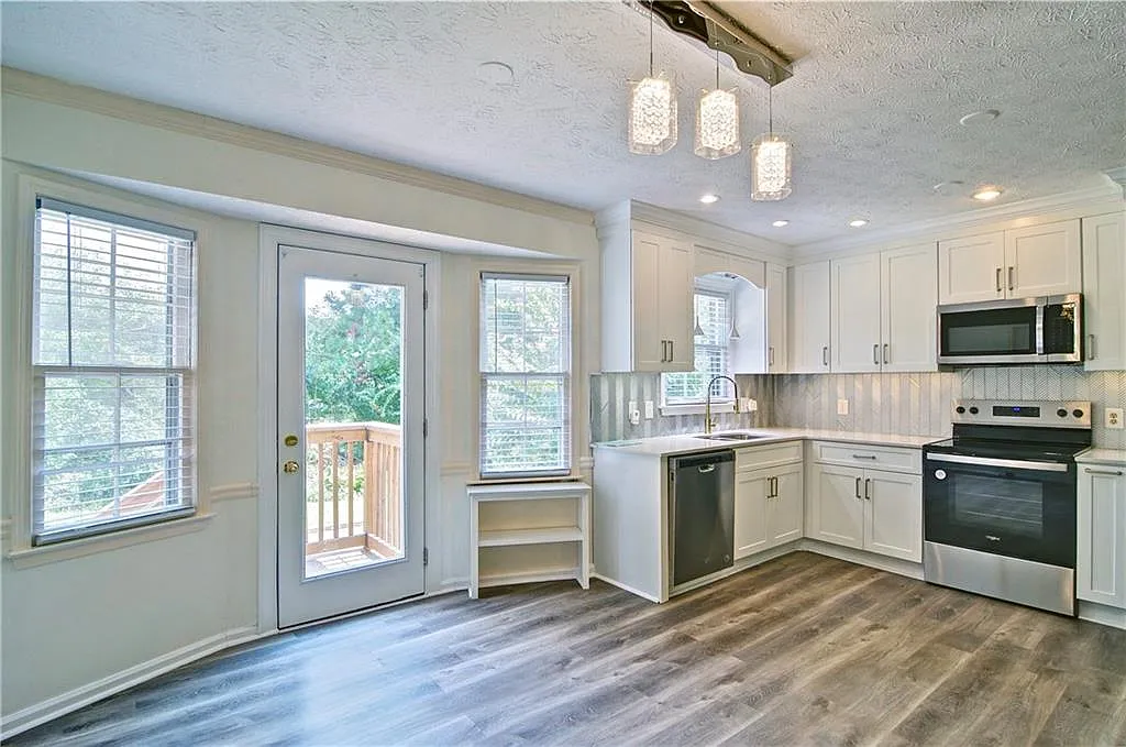 3 bed, 2.0 bath, 1154 sqft, $2,200 — Photo 3