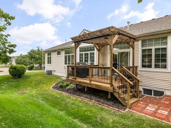 9812 Green View Ln, Johnston, IA 50131