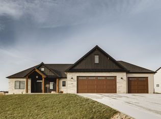 2875 Wildflower Ln SW, Rochester, MN 55902