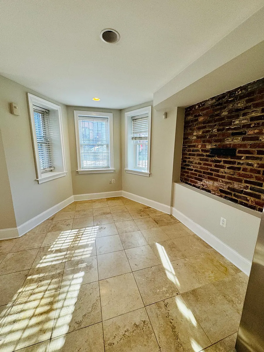 Building Photo - 206 6th St NE #BASEMENT