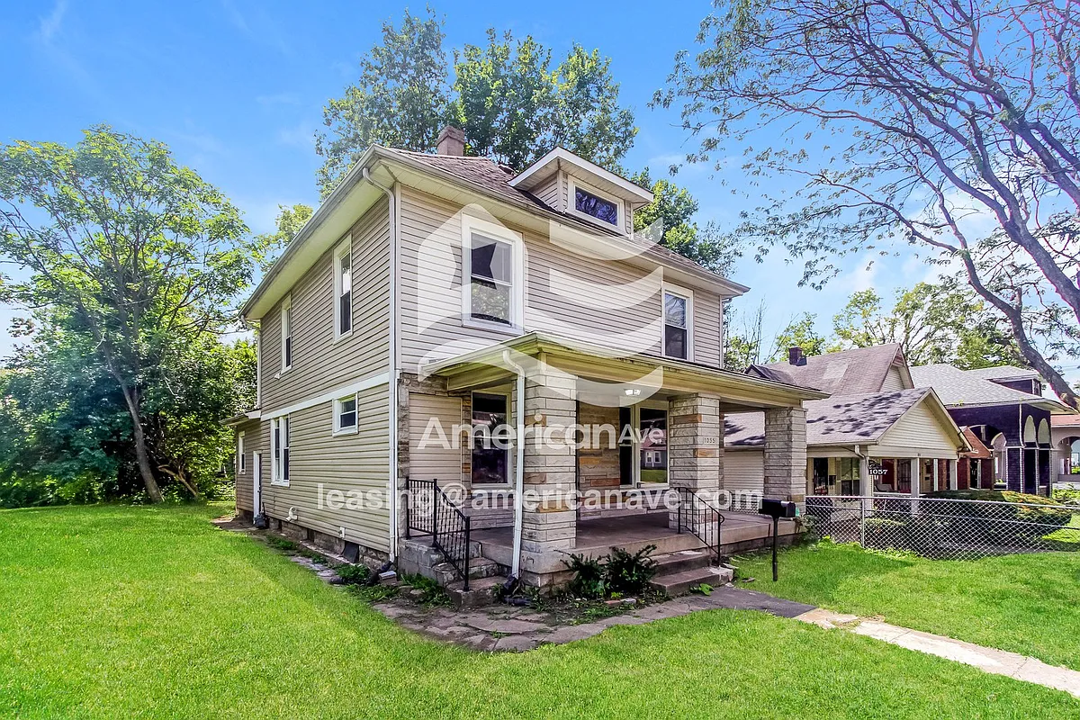 692766_002_front_view_13979173.jpg - 1055 W 33rd St