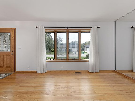5th image of 215 Basswood Dr
