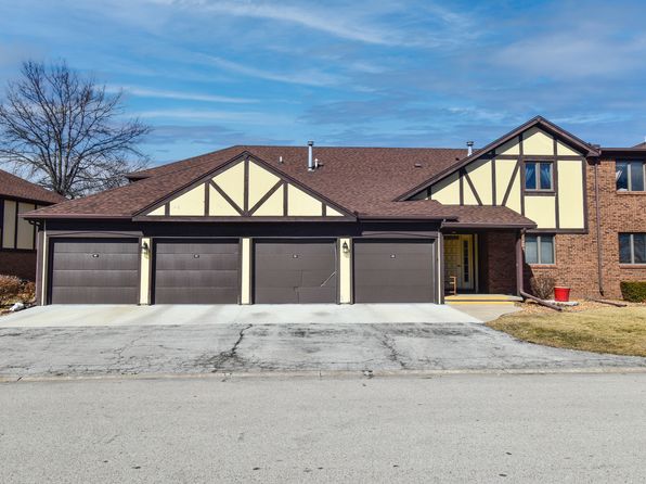 208 Carol Ct #A-2, Pontiac, IL 61764