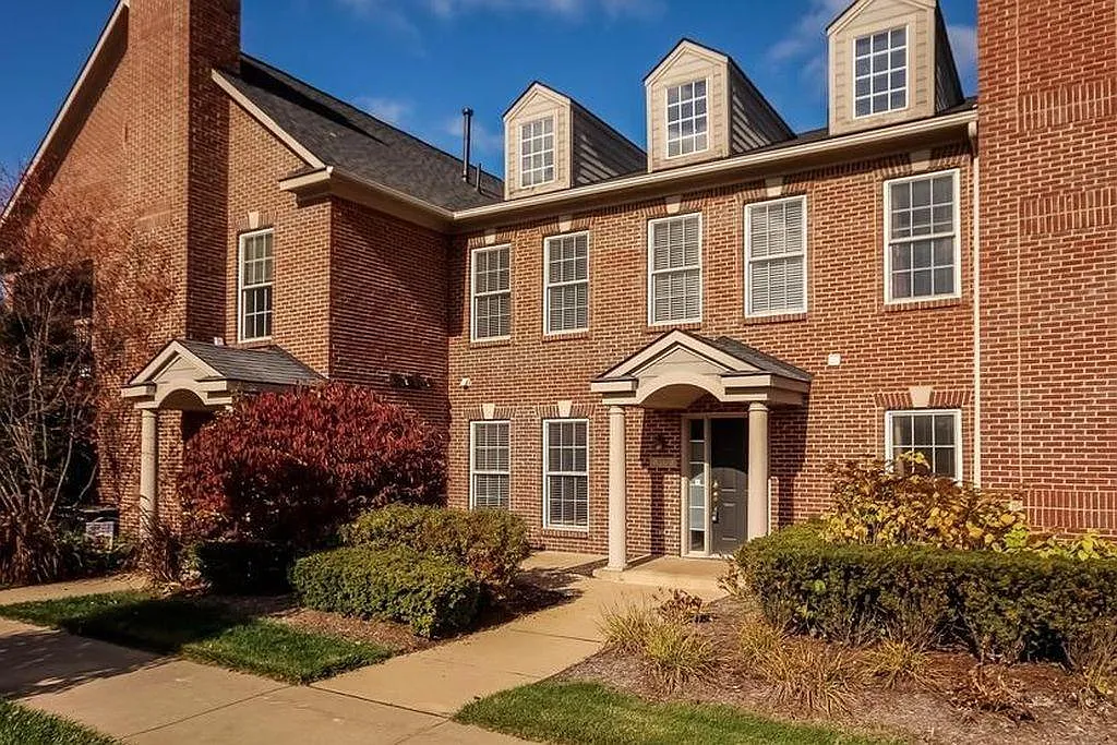 2 bed, 2.5 bath, 1316 sqft, $2,200 — Photo 3