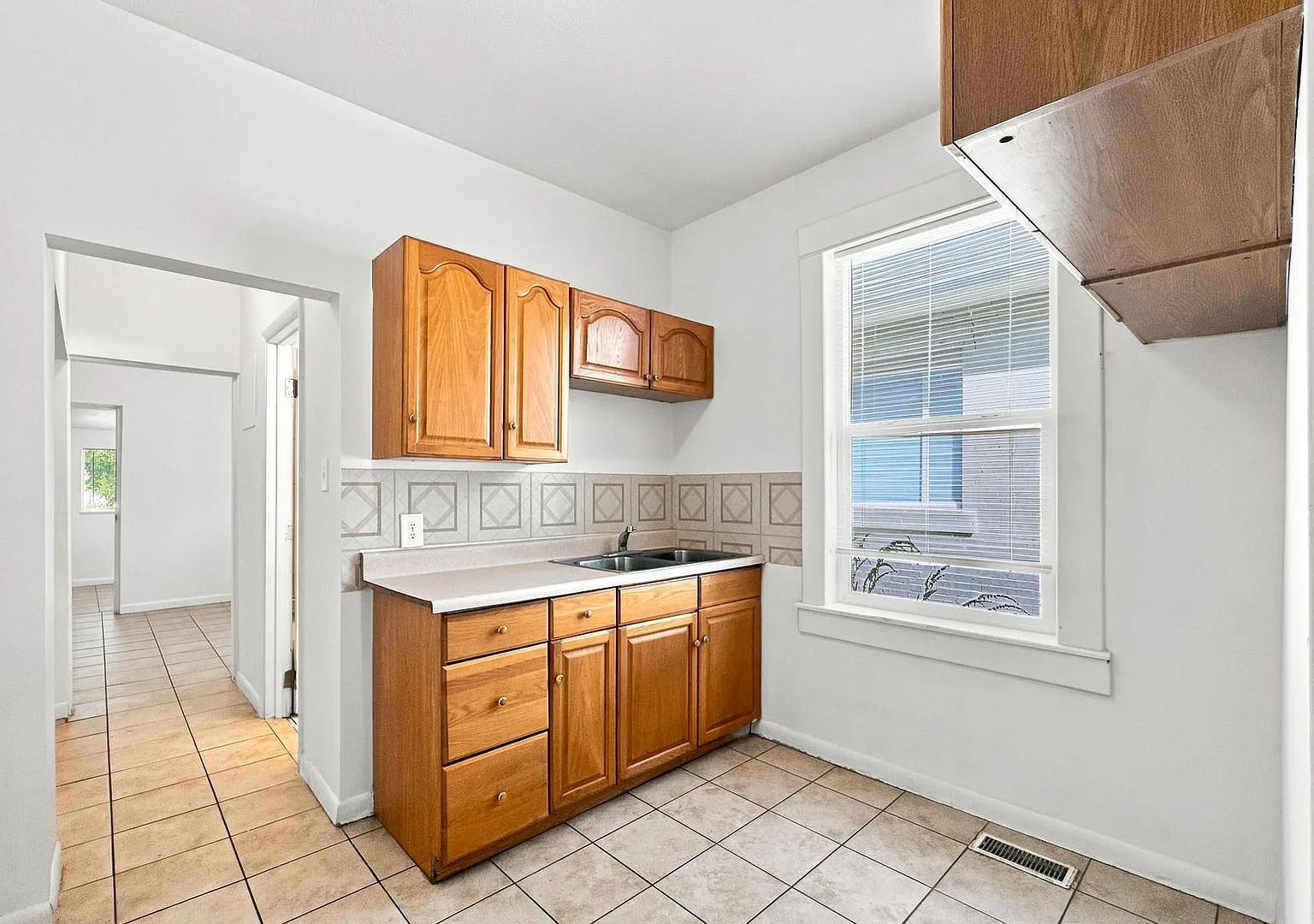926 E. Binford St — Photo 2