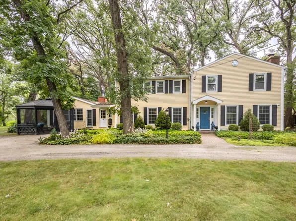 150 Clover Hill Ln, North Barrington, IL 60010