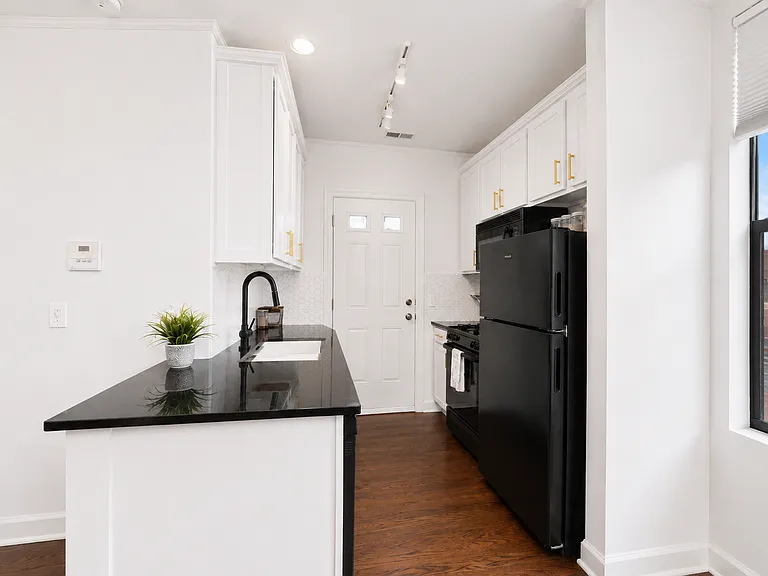 743 W Cornelia Ave #N — Photo 2