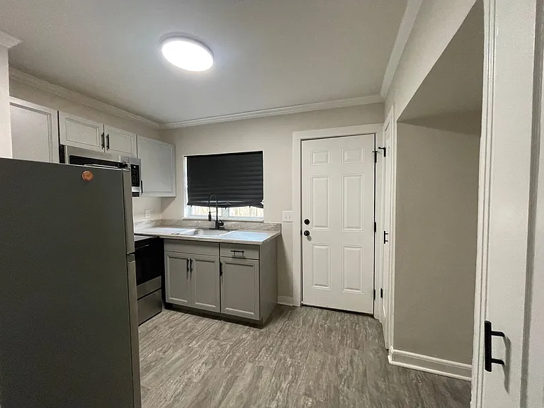 2219 Gilbert Dr — Photo 10