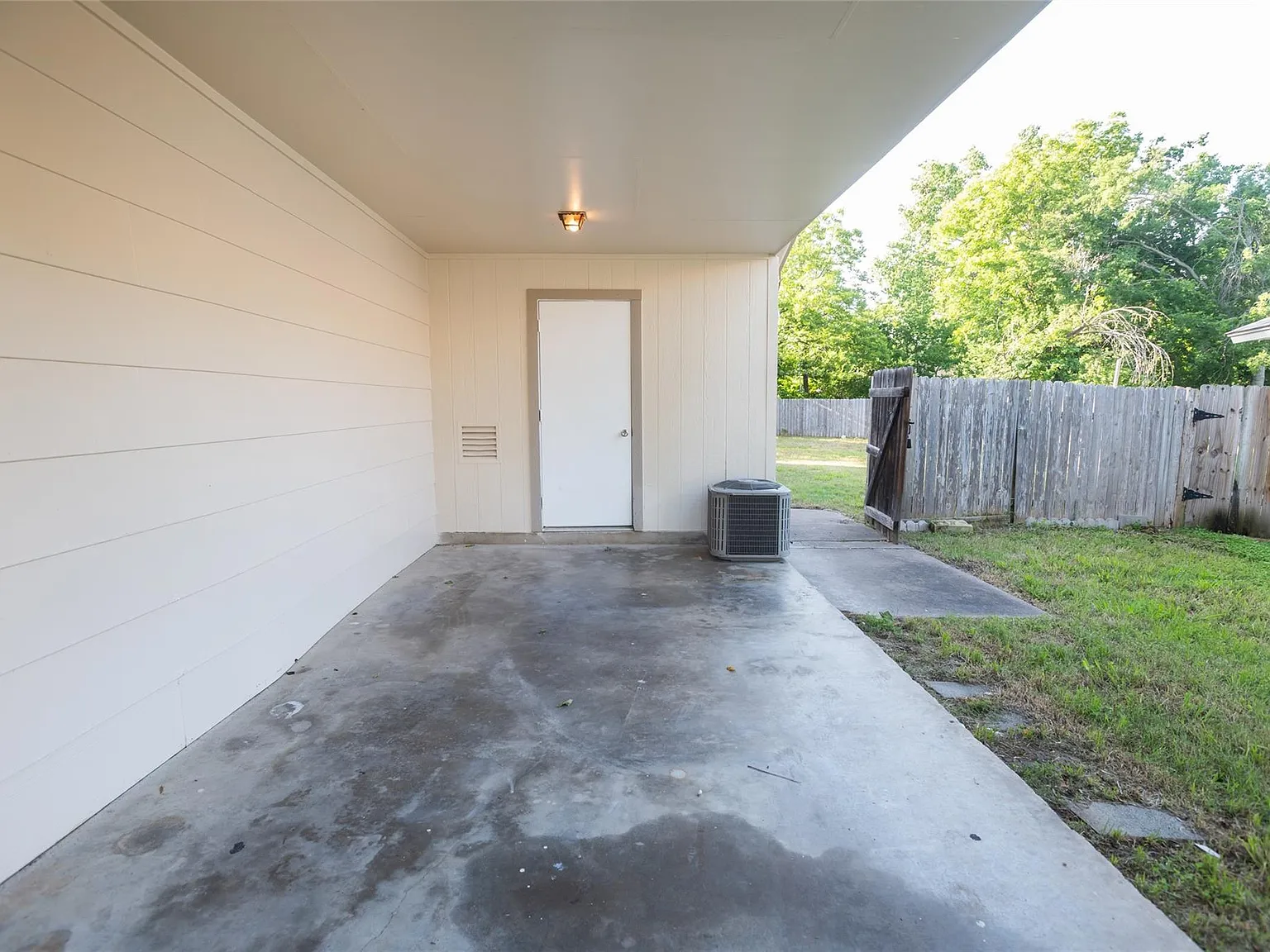 2 bed, 1.0 bath, 1688 sqft, $1,350 — Photo 3