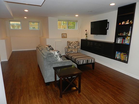 3rd image of 4942 N Wolcott Ave