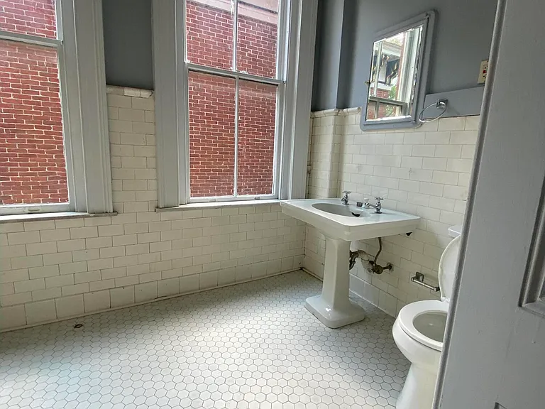 202 S 3rd St #6 — Photo 4