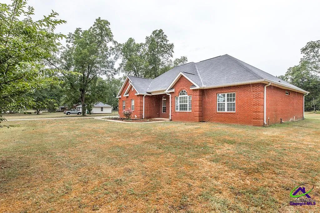 3 bed, 2.5 bath, 2568 sqft, $2,200 — Photo 2