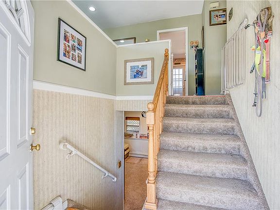 4th image of 410 Carlton Cir