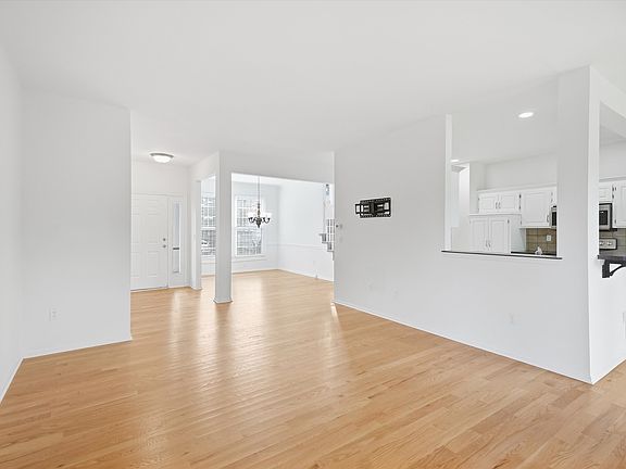 4th image of 14874 S Summit St