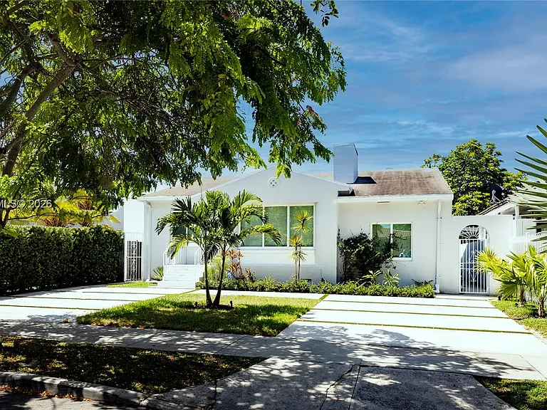1950 SW 13th St — Photo 2
