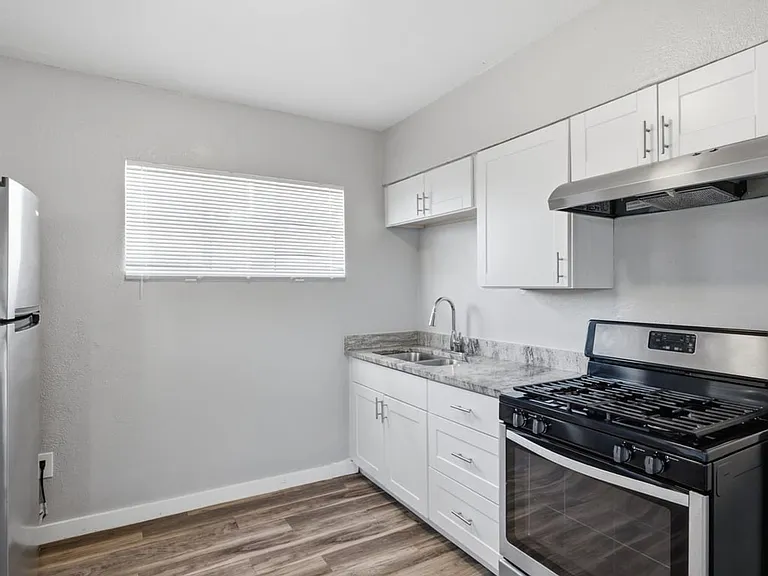 2120 N Forgeus Ave #B — Photo 7