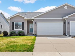 245 Ridgewood Dr, Hiawatha, IA 52233