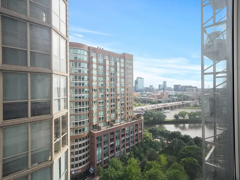 653 N Kingsbury St #1207 — Photo 25