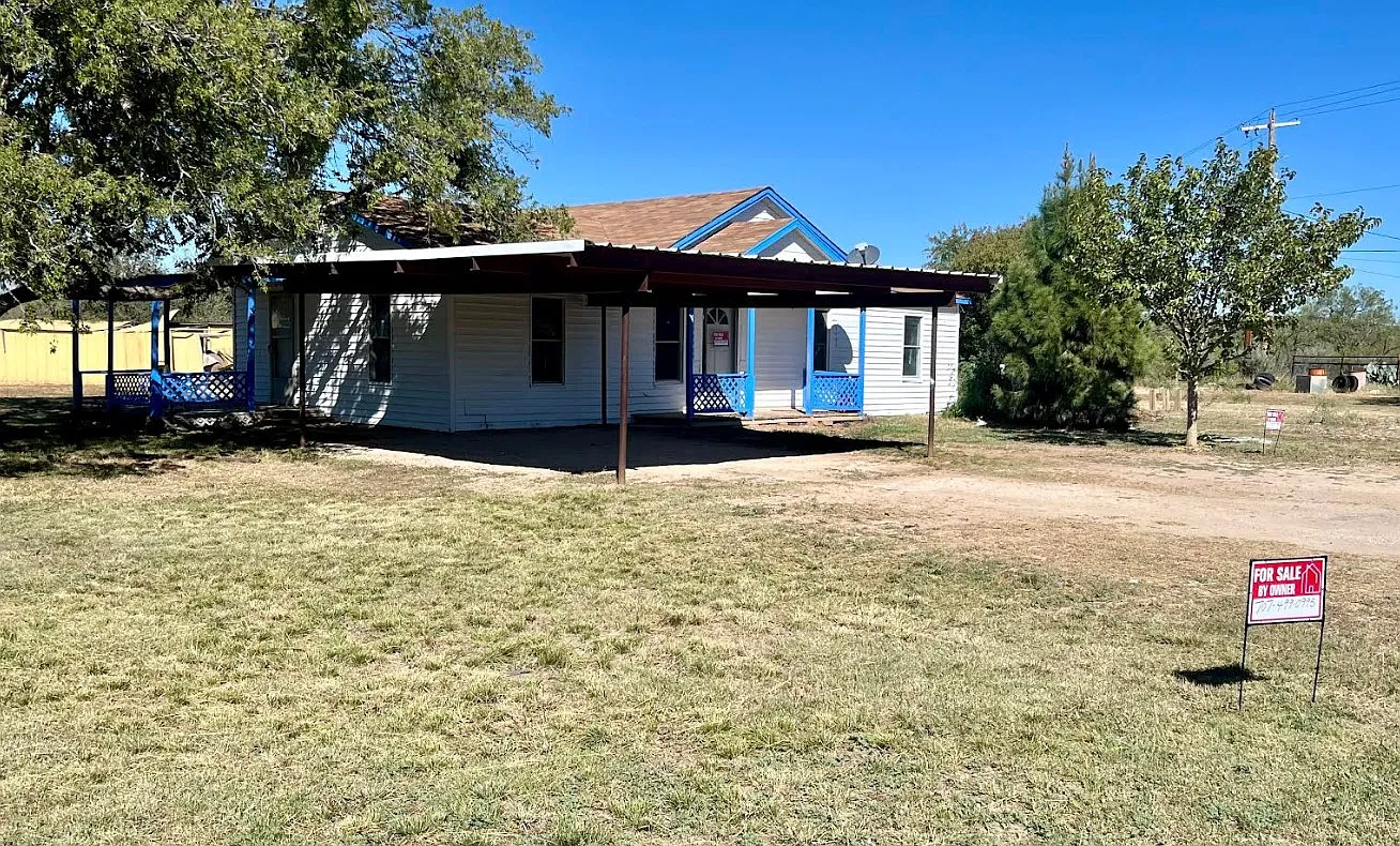 902 Stuart Ave — Photo 2